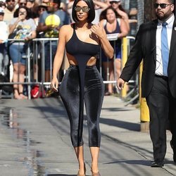 Kim Kardashian con un 'total look' negro en Hollywood 2018