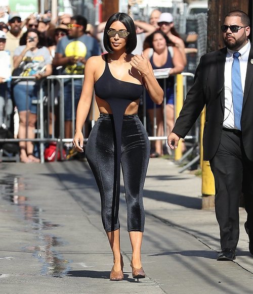 Kim Kardashian con un 'total look' negro en Hollywood 2018