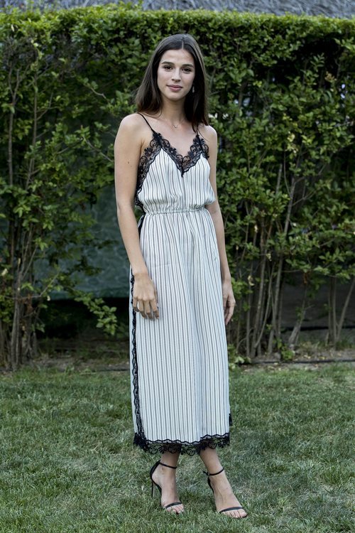Sandra Gago con un vestido lencero en la premiere de la película 'Otro de esos sueños tuyos'
