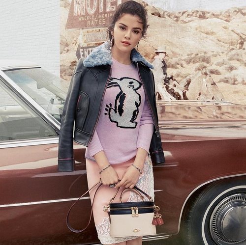 Selena Gomez en la nueva campaña para Coach con un bolso de la firma 2018