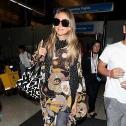 Heidi Klum con una blusa estampada en el aeropuerto de Los Ángeles 2018