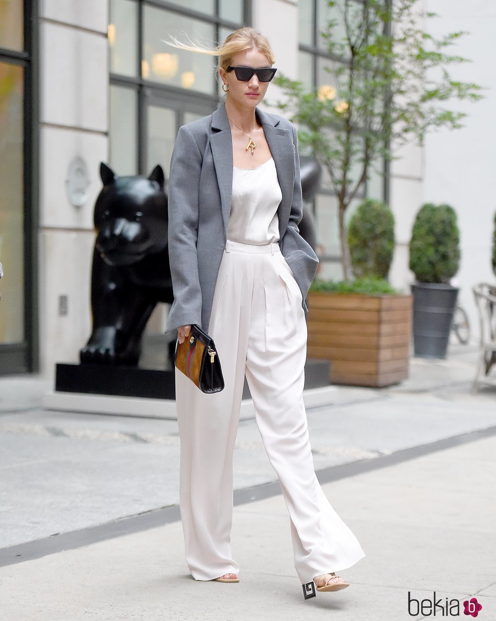 Rosie Huntington-Whiteley con un traje blanco por Nueva York 2018