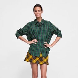 Modelo Carmen Kass con una blusa de cuadros de la colección de otoño de Zara 2018