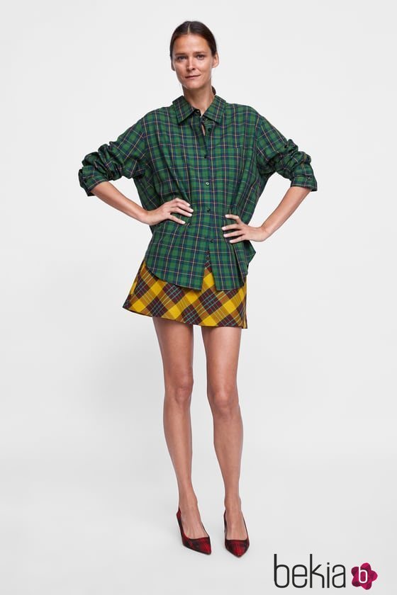 Modelo Carmen Kass con una blusa de cuadros de la colección de otoño de Zara 2018