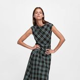 Carmen Kass con un vestido midi de cuadros de la colección de otoño de Zara 2018
