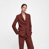 Carmen Kass con un traje de cuadros de la colección de otoño de Zara 2018
