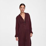 Carmen Kass con una blusa larga de la colección de otoño de Zara 2018
