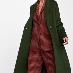 Carmen Kass con un abrigo de paño verde de la colección de otoño de Zara 2018