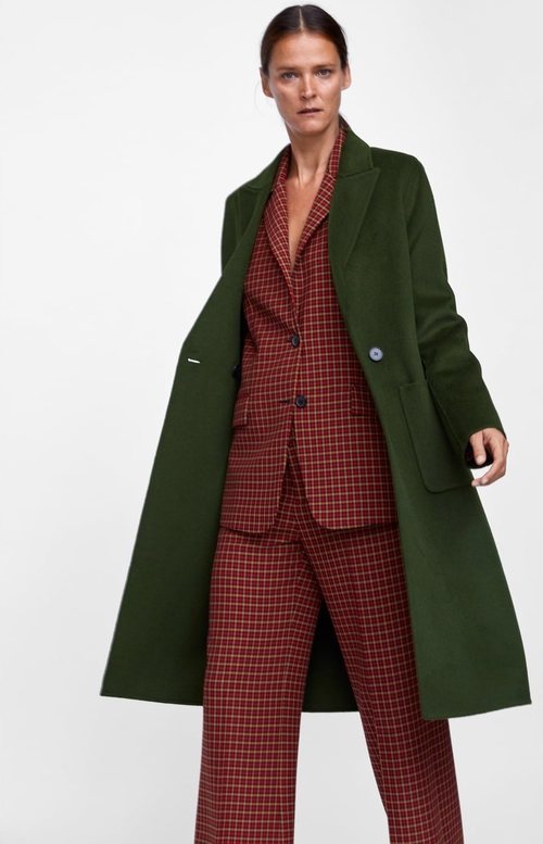 Carmen Kass con un abrigo de paño verde de la colección de otoño de Zara 2018