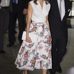 La Reina Letizia con un look lady de flores en su visita oficial a Haití