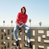 Kaia Gerber con una sudadera roja posando para la colección de Karl Lagerfeld 2018