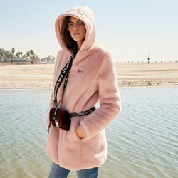 Kaia Gerber con un abrigo rosa de pelo para la colección de Karl Lagerfeld 2018