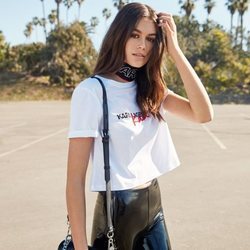 Kaia Gerber con una camiseta blanca de la colección de Karl Lagerfeld 2018