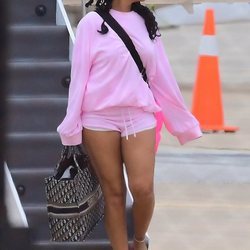 Rihanna con un look rosa chicle aterrizando en Barabados 2018