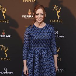 Alyson Hannigan con un vestido en tonos azules y negros em los premios 70 Emmy 2018