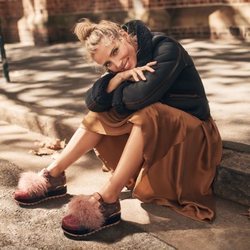 Elsa Pataky con unas sneakers burdeos de la nueva colección de otoño/invierno 2018/2018 de Gioseppo