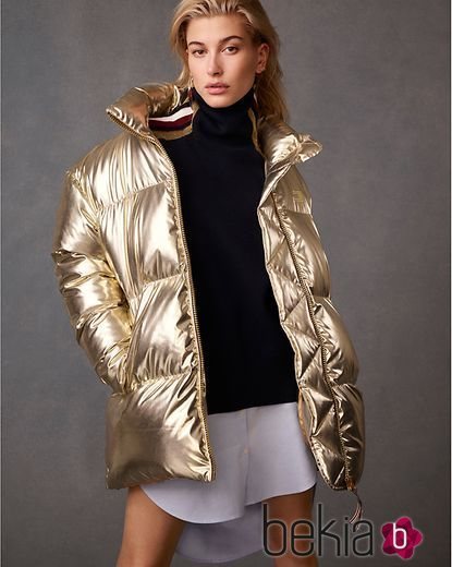 Hailey Balwin con un abrigo dorado  de la nueva colección de otoño 2018 de Tommy Hilfiger