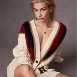 Hailey Baldwin con un cardigan beige de la nueva colección de otoño 2018 de Tommy Hilfiger
