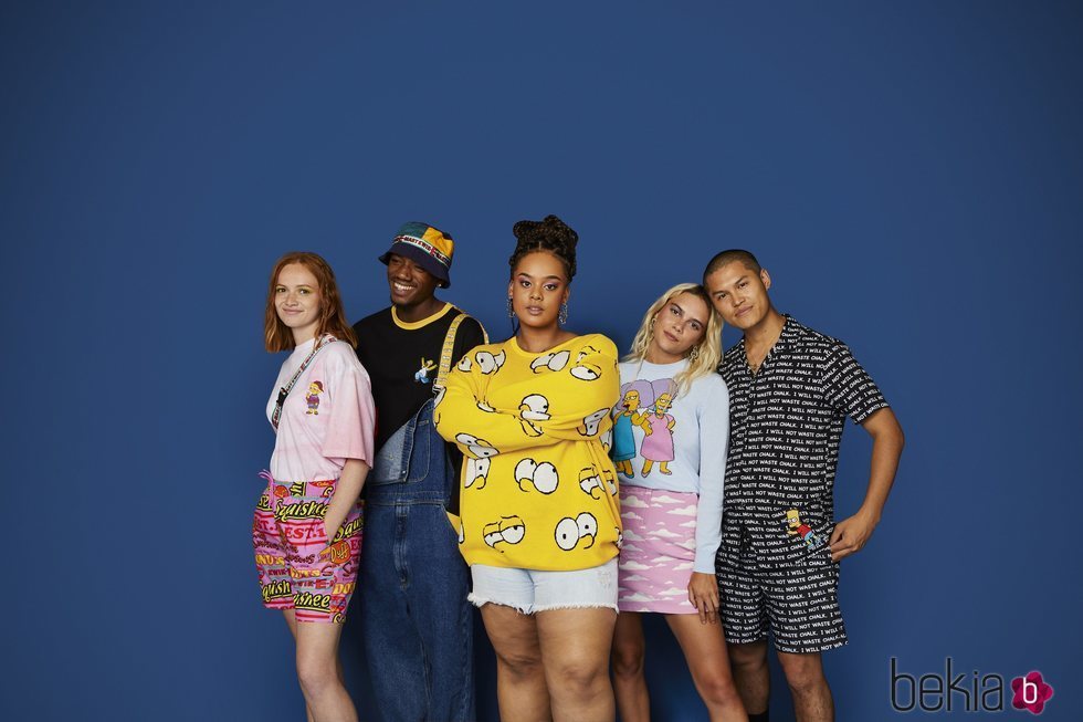 Modelos con prendas de los Simpson de la nueva colección cápsula de Asos 2018