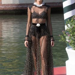 Izabel Goulart con un vestido transparente en el Festival de Cine de Venecia 2018