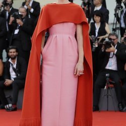 Claire Foy con un vestido bicolor en la apertura del Festival de Cine de Venecia 2018