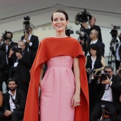 Claire Foy con un vestido bicolor en la apertura del Festival de Cine de Venecia 2018