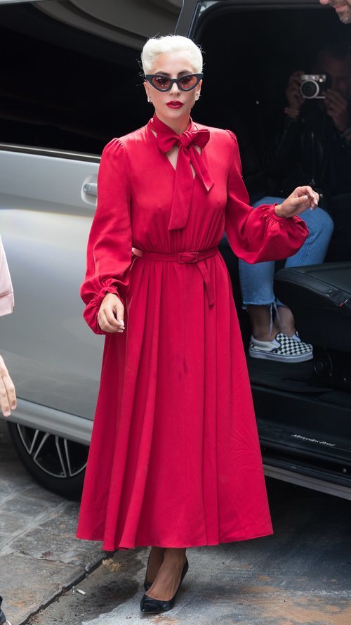 Lady Gaga con un vestido largo con vuelo en color rojo en Paris 2018