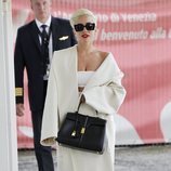 Lady Gaga con un total white en Venecia