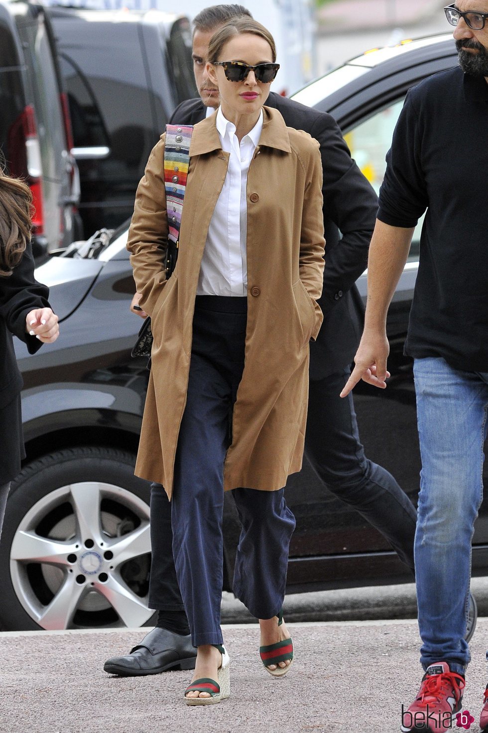 Natalie Portman con una gabardina larga en Venecia