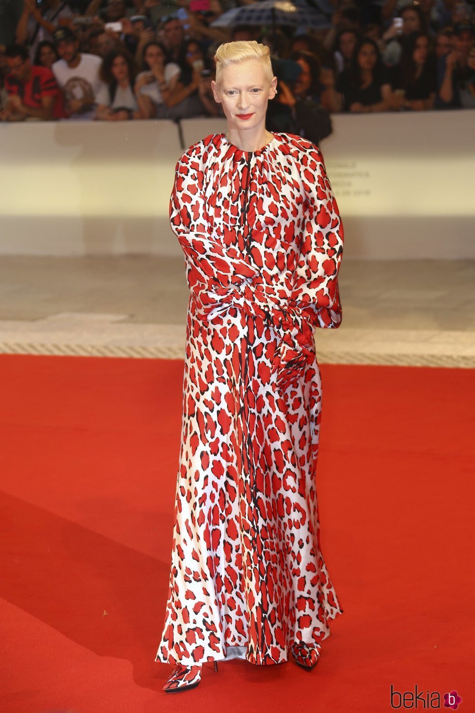 Tilda Swinton con una túnica en el Festival Internacional de Cine de Venecia 2018