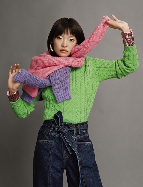 Superposición de jerséis de colores llamativos de mujer de la colección 'No Rules' de Bershka