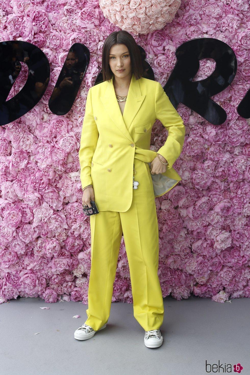 Bella Hadid con un total look neón en el desfile de Dior durante la París Fashion Week