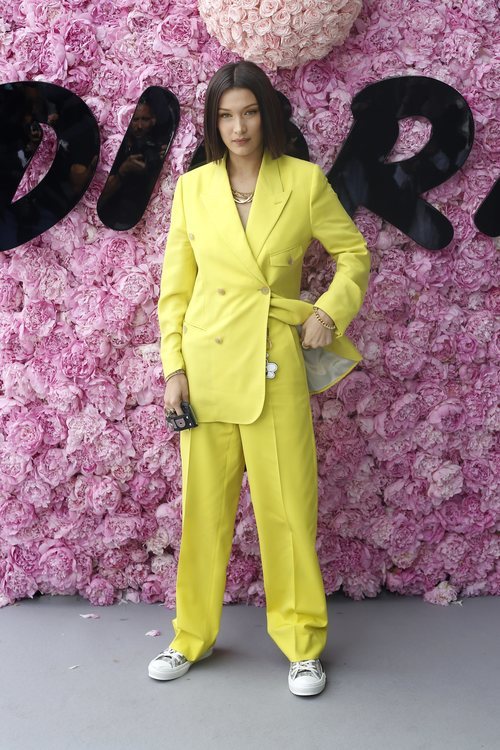 Bella Hadid con un total look neón en el desfile de Dior durante la París Fashion Week