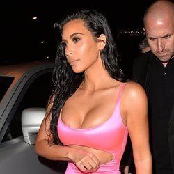 Kim Kardashian con un vestido rosa neón en Miami