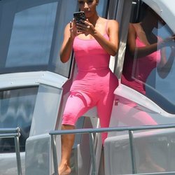Kim Kardashian con un body neón rosa de Chanel