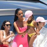 Kim Kardashian, junto a Noth West, con un bañador rosa neón de Chanel