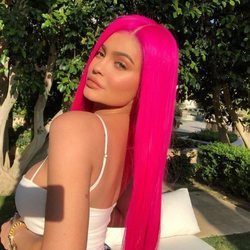 Kylie Jenner con una peluca neón rosa