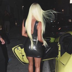 Kim Kardashian con una peluca verde lima neón a juego con su choche Mercerdes