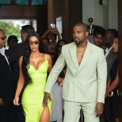 Kim Kardashian, junto a Kanye West, con un vestido verde lima neón de latex