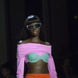 Falda y top multicolor de Jeremy Scott primavera/verano 2019 en la New York Fashion Week