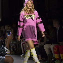 Vestido de sudadera de Jeremy Scott primavera/verano 2019 en la New York Fashion Week