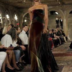 Modelo con un vestido largo en el desfile de Ralph Lauren en la New York Fashion Week 2018