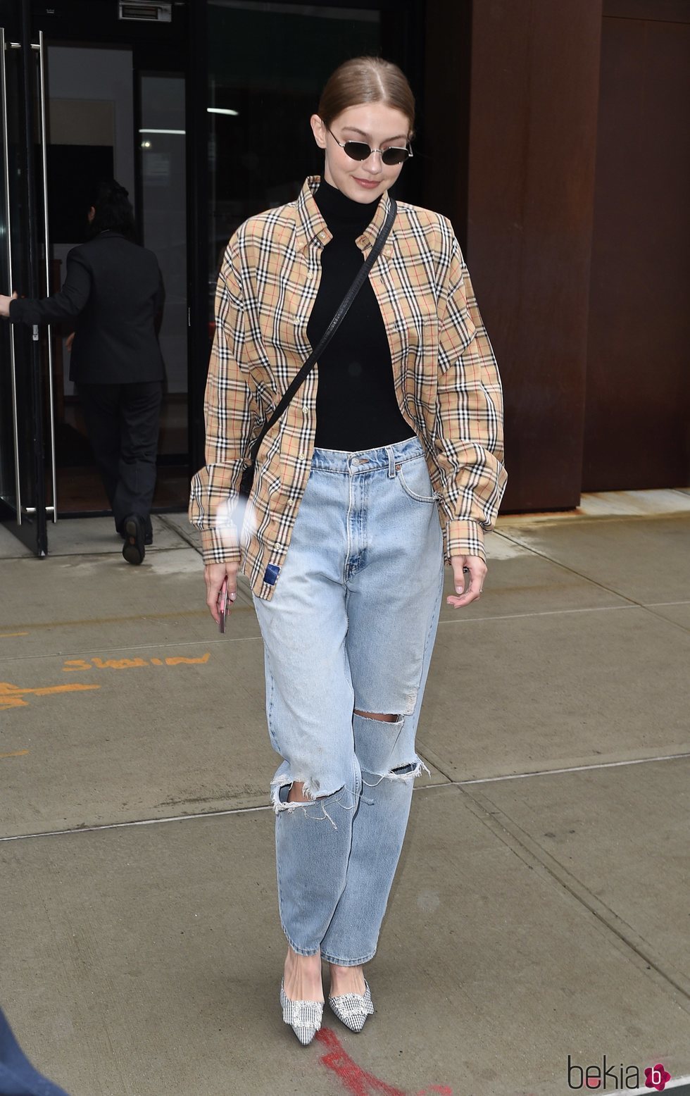 Gigi Hadid con una camisa de Burberry en Nueva York