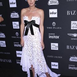 Nicky Hilton con un vestido palabra de honor en la fiesta de Harper's Bazaar