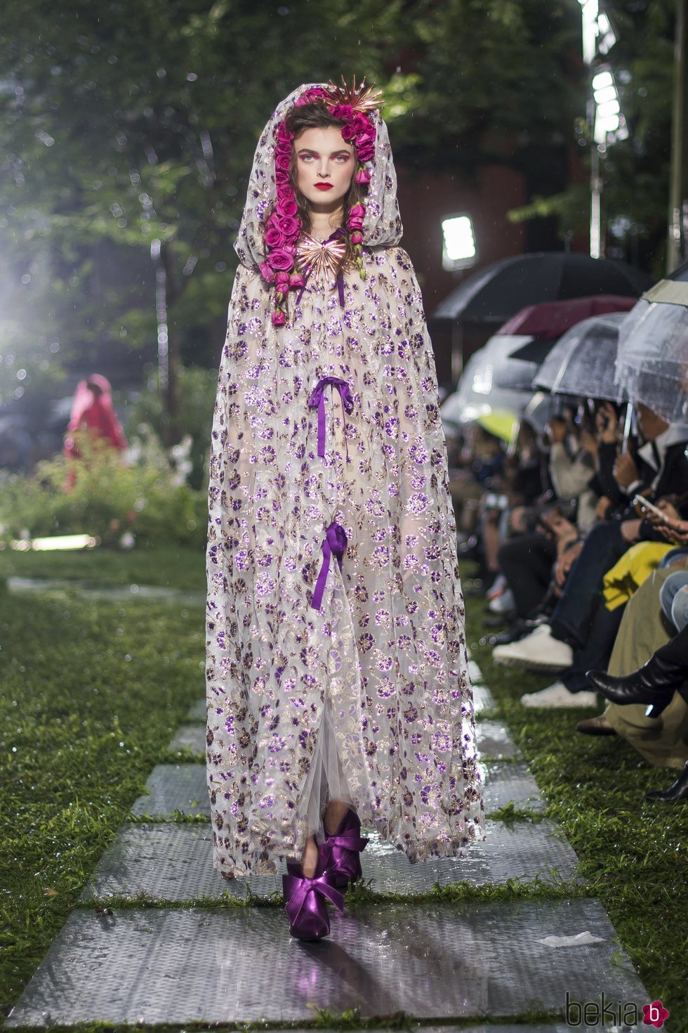 Vestido con capucha de flores de Rodarte primavera/verano 2019 en la New York Fashion Week