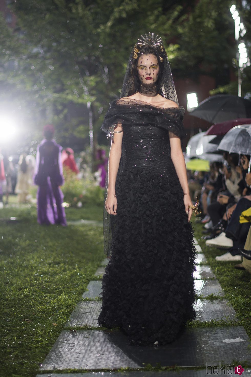Vestido negro con pedrería de Rodarte primavera/verano 2019 en la New York Fashion Week