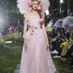 Vestido rosa cuarzo de Rodarte primavera/verano 2019 en la New York Fashion Week