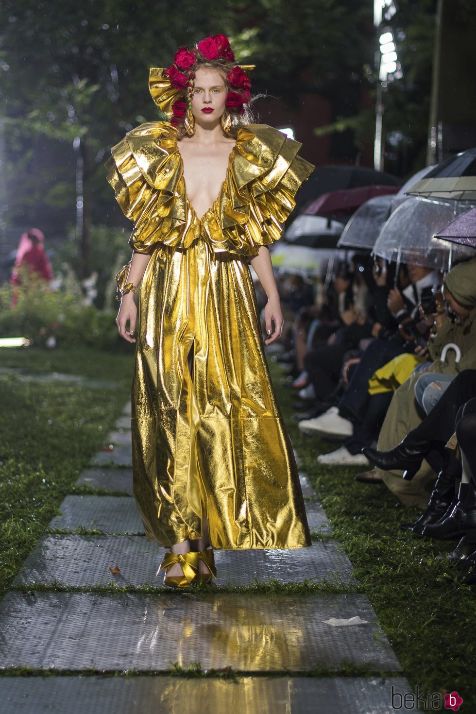 Vestido metalizado en dorado de Rodarte primavera/verano 2019 en la New York Fashion Week