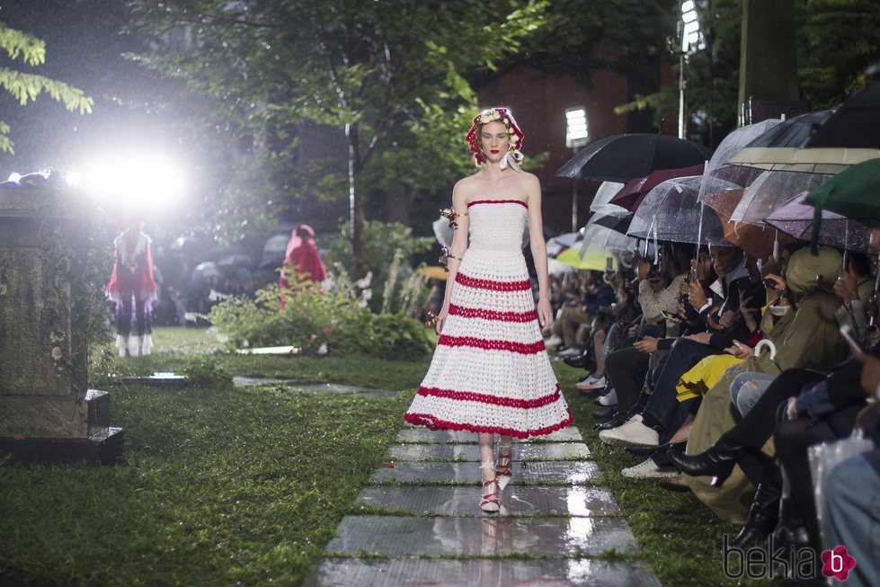 Vestido blanco con rayas rojas de Rodarte primavera/verano 2019 en la New York Fashion Week