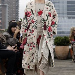 Caftán de flores de Oscar de la Renta primavera/verano 2019 en la New York Fashion Week